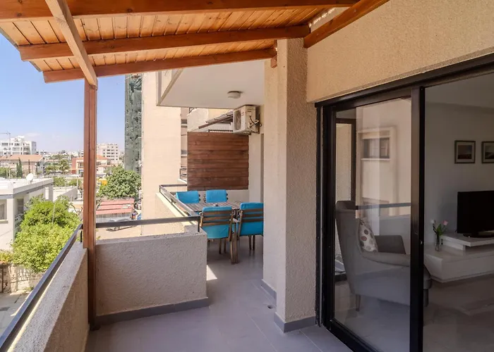 Lazaros Downtown * Ларнака